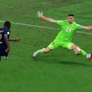 إيميليانو-مارتينيز-300x300 نجوم كأس العالم | عقدة المهاجمين:كيف يخطط بونو و مارتينيز ترويظ الكبار؟
